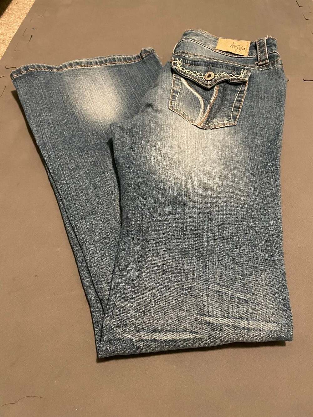 Ariya Jeans Women's Distressed Bootcut Jeans with Flap Pockets Size 5/6